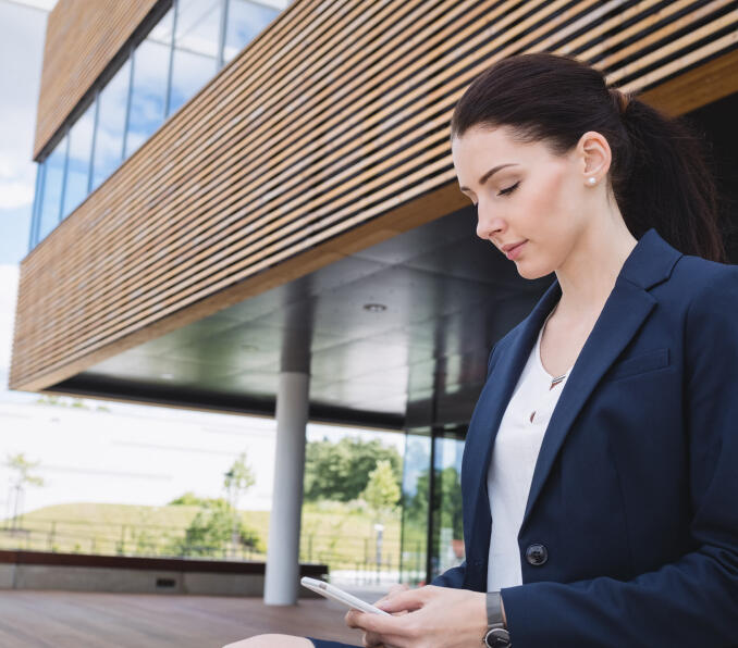 Automação de respostas para leads no WhatsApp e Instagram | ImoFlow Agente imobiliário a utilizar automação para responder leads no WhatsApp e Instagram, gerindo contactos de forma eficiente